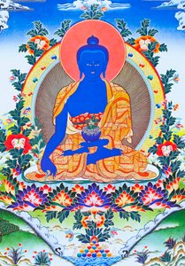 Billede der viser medicinen Buddha, den øverste helbreder i klosterklæder med en skål indeholdende lægeplanten arura i venstre hånd (gouache på stof)