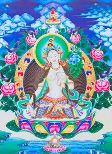 Billede af den hvide Tara, den syvøjede guddommelige mor siddende på en lotus med højre hånd i varada mudra-position, der symboliserer generøsitet (gouache på stof)
