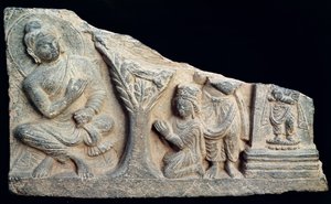 Detalje af en relieffrise, der forestiller en siddende Buddha med oranter, græsk-buddhistisk stil, fra Taxila, Pakistan