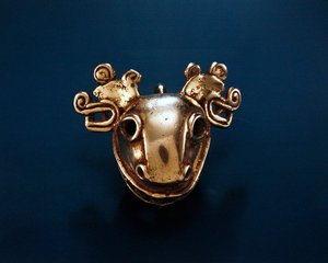 Forfra af en klokke i Chiriqui-stil, ca. 1100-tallet e.Kr. (guld)
