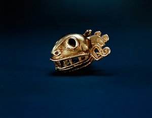 Set fra siden af en klokke i Chiriqui-stil, ca. 1100-tallet (guld)