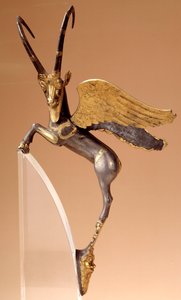 Apparathåndtag: sølvvinge stenbuk, indlagt, guld. Persisk periode routenide (6.-4. århundrede f.Kr.), kommer fra Iran. Paris, musee du Louvre - Ceremonielt håndtag: bevinget stenbuk i sølv, indlagt, guld. Achaemenid persisk periode (6.-4. århundrede f.Kr.)