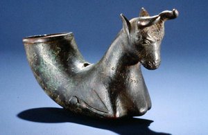 Tyr med foldede ben, ca. 550-330 f.Kr. (bronze)