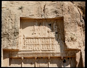 Udsigt over Necropolis og Darius I den Stores grav med relief, der repræsenterer ham, der ærer solen