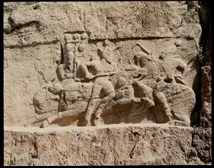 Udsigt over Necropolis og gravene tilhørende Achaemenid-konger, relief repræsenterer kampscener af School Persian