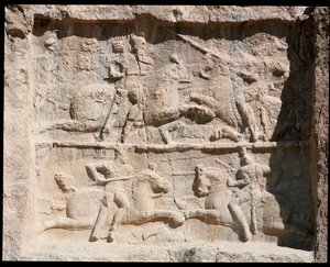 Udsigt over Necropolis og gravene tilhørende Achaemenid-konger, relief repræsenterer kampscener af School Persian
