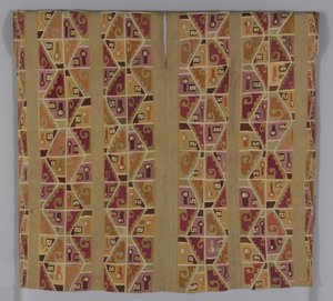 Tunika, 600-800 (bomuld og uld (camelåg), enkelt sammenlåsende gobelinvævning; hals og ærmegab afsluttet med uld (camelåg) i overkastningssting; sømme forbundet med uld (camelåg) i stoppesømme)