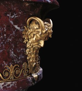 Detalje fra en af et par vaser, ca. 1790 (jaspis & ormolu) af School Russian