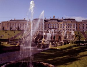 Udsigt over det store vandfald i slottet Peterhof, realiseret under Peter den Store nær Sankt Petersborg, Rusland af School Russian