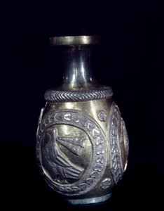 Sassanidhåndværk: guldsølvkaraffel dekoreret med tre medaljoner med prægede haner. 224-661 e.Kr. Teheran, Foroughi samling