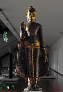 Lopaburi-stil: Abhyamudra Buddha (skulptur