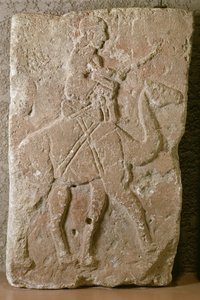 Plade med Dromedary Rider, Tell Halaf, Northern Syrien (kalksten med rød maling)