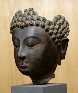 Buddhas hoved ser ned, Lan Na Culture (bronze)