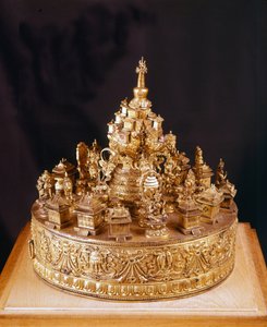 Mandala Tibetain: sjældent stykke i scultpé guldbronze. Mandalaen er en udsigt over det guddommelige kosmos, i midten af hvilket er Mount Merou, et bjerg, der er overvundet af den øverste gud Indras palads og omgivet af fire kontinenter - Musée Guimet, Par af School Tibetan