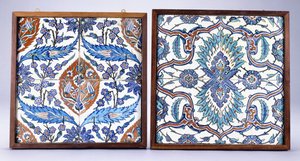 En Iznik-flise med blommeblomster og tulipaner, lavet omkring 1570, og en Iznik-flise fra det 17. århundrede med rød og blå delt palmet, ca. 1570; 1600-tallet (keramik)