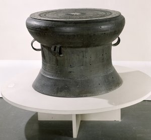 Tromme, Dong Son-stil, 2.-1. århundrede f.Kr. (bronze) (se også 181009)