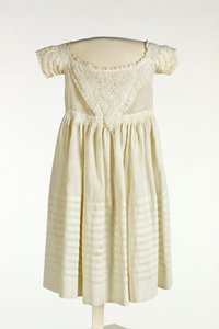 Barnedåbskjole med Ayrshire håndarbejde foran og ærmer, ca. 1850 (bomuld) af Scottish School