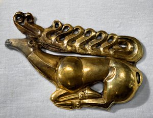 Skytisk kunst (skytisk civilisation eller Skythia): skjoldemblem i form af et hjortelag. Guldgenstand fra slutningen af det 7., begyndelsen af det 6. århundrede f.Kr. Sankt Petersborg, Eremitagemuseet