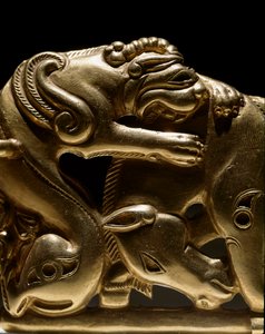 Art Scythian (Scythian civilisation): guldbæltefibule, der viser en griffin, der angriber en hest, detaljer. Fra Chiliktin. 6.-2. århundrede f.Kr. Sankt Petersborg, Eremitagemuseet