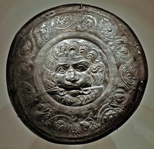 Art Scythian (skytisk eller skytisk civilisation): Sølvbeklædningselement, der repræsenterer et løvehoved med et spyd i mundingen af Rostov-regionen. Sarmat kunst, 2. - 3. århundrede f.Kr. Eremitagemuseet i St. Petersborg.