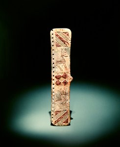 Bæltespænde graveret med udskåret geometrisk ornament og hjorte, tidligt 1. årtusinde f.Kr. (bronze indlagt med jern)