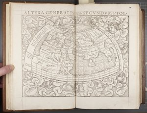 Globe, fra Cosmographia, 1544 af Sebastian Munster