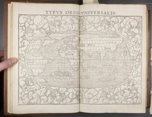 Globe, fra Cosmographia, 1544 af Sebastian Munster