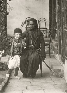 Arabisk kawass (osmannisk vagt) med en ung dreng i haven til et hus i Judæa-distriktet i Jerusalem, 1867