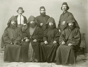 Gruppe på 4 armenske præster og 3 andre i gården på Mediterranean Hotel, Jerusalem, 1867