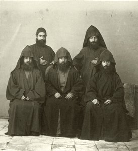 Gruppe på 5 armenske præster i gården til Mediterranean Hotel, Jerusalem, 1867