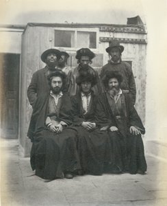 Gruppe på 7 polske jøder i gården til Mediterranean Hotel, Jerusalem, 1867