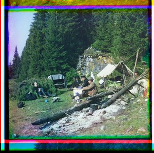 Sergei Prokudin-Gorskii og andre siddende på en campingplads, Chusovala-floden, Uralbjergene, Rusland