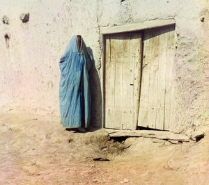 En usbekisk eller tadsjikisk kvinde iført en burka, ca. 1910 (farvefoto) af Sergey Prokudin Gorsky