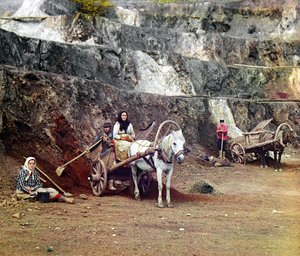 Arbejde i Bakalskii-minen: En familie med skovle og hestetrukne vogne arbejder i jernminerne i Bakaly-bjergene, Uralbjergene, Det Russiske Imperium, 1910 af Sergey Prokudin Gorsky