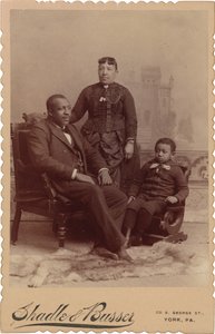 Portræt af en familie, ca. 1895 (foto) af Shadle & Busser