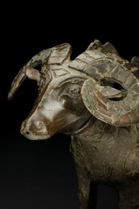 Rituel vædderformet vinkar, Gong (bronze) af Shang Dynasty Chinese School