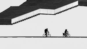 Cykler i silhuet på trappen af Shanrui Ren
