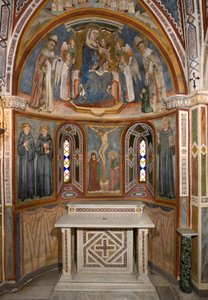 Jomfru og barn og korsfæstelse (efter restaurering). Fresko af skolen i Siena. 14. århundrede. Jomfruens kapel. Klosteret Saint Benedetto (Sacro Speco), Subiaco (Rom), Italien af Sienese School