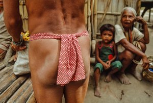 En mand fra Mangyan-stammen bærer et traditionelt lændeklæde. af Sisse Brimberg