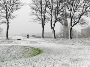 Ensom skikkelse går rundt i Københavns Befæstning i snestorm, Danmark, 2022 (foto) af Sisse Brimberg