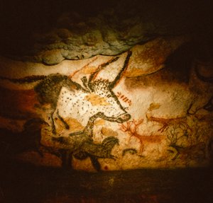 Maleri af en tyrs hoved i tyrens kammer, Lascaux-grotten