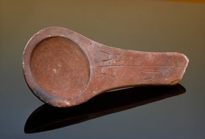 Lascaux-lampen, poleret sandsten, blev fundet i Lascaux-grotten.