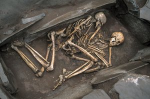 Knoglerne af to skythere ligger i en 3000 år gammel grav ved Arzhan-2., 2003 (foto) af Sisse Brimberg
