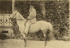 Den russiske forfatter Leo Tolstoj til hest, Moskva, Rusland, 1890