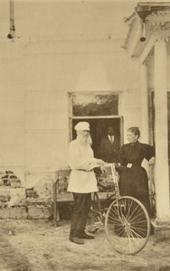 Den russiske forfatter Leo Tolstoj med en cykel, Rusland, 1890