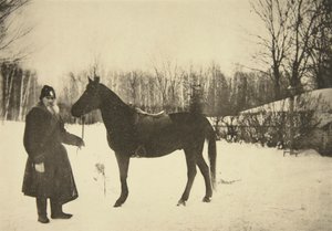 Den russiske forfatter Leo Tolstoy med en hest, Yasnaya Polyana, nær Tula, Rusland, 1905.