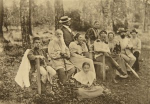 Den russiske forfatter Leo Tolstoy med gæster, Yasnaya Polyana, nær Tula, Rusland, 1895.
