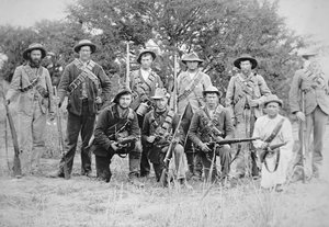 Boer kommandosoldater bevæbnet med den tyske Mauser riffel Model 1895 (s/h foto)