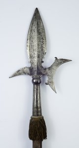 Hellebard (stål, træ og stof)