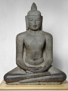 Buddha Shakyamuni siddende i meditation (Dhyanamudra), Chola-periode, ca. 1100-tallet (granit)